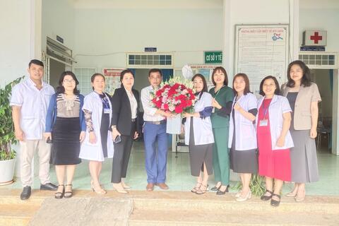 Thăm chúc mừng Trạm Y tế phường nhân kỉ niệm ngày Thấy thuốc Việt Nam